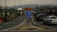 Para petani membuat barikade setelah memblokir jalan raya saat protes di dekat Mollerussa, timur laut Spanyol, Selasa (6/2/2024).