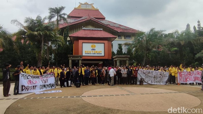 Aksi seruan moral dari civitas akademika UNNES, Semarang, Rabu (7/2/2024).
