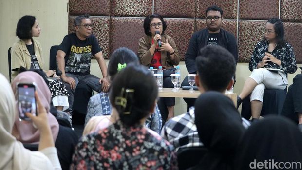 Aktivis Hak Asasi Manusia sekaligus istri almarhum Munir, Suciwati menjadi pembicara dalam Roadshow Menolak Lupa Kasus Pelanggaran HAM di Bandung