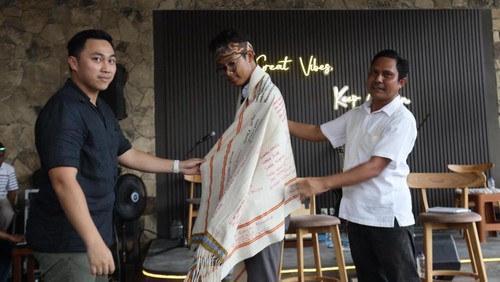 Alam Ganjar didampingi Stevano Adranacus dan Yunus Takandewa Anggota DPRD NTT dari PDIP, saat di Cafe Local Three.