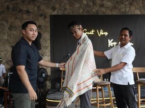 Alam Ganjar Dititipi Kain Tenun Khas Sumba Timur untuk Ganjar Pranowo