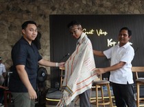 Alam Ganjar Dititipi Kain Tenun Khas Sumba Timur untuk Ganjar Pranowo