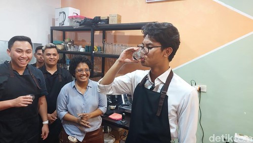 Alam Ganjar saat menjadi barista dadakan di Kota Kupang, NTT, Rabu (7/2/2024).