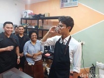 Momen Alam Ganjar Jadi Barista Dadakan di Kupang