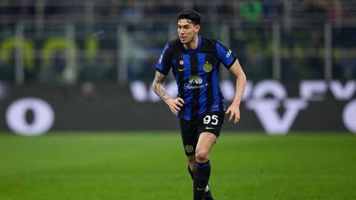 MILAN, ITALY - FEBRUARY 04: Alessandro Bastoni of FC Internazionale in action during the Serie A TIM match between FC Internazionale and Juventus - Serie A TIM  at Stadio Giuseppe Meazza on February 04, 2024 in Milan, Italy. (Photo by Francesco Scaccianoce/Getty Images)