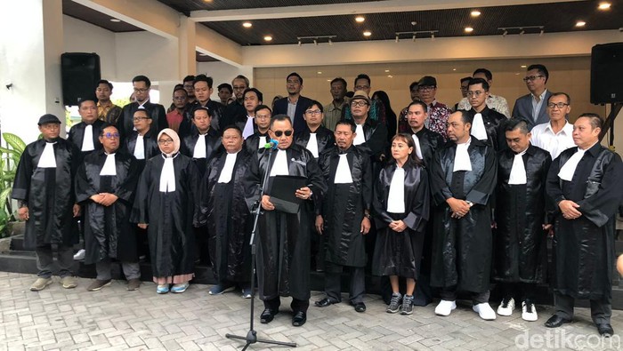 Aliansi Advokat Indonesia DIY menyampaikan pernyataan sikap di Kampus UII Jalan Cik Di Tiro Jogja, Rabu (7/2/2024).
