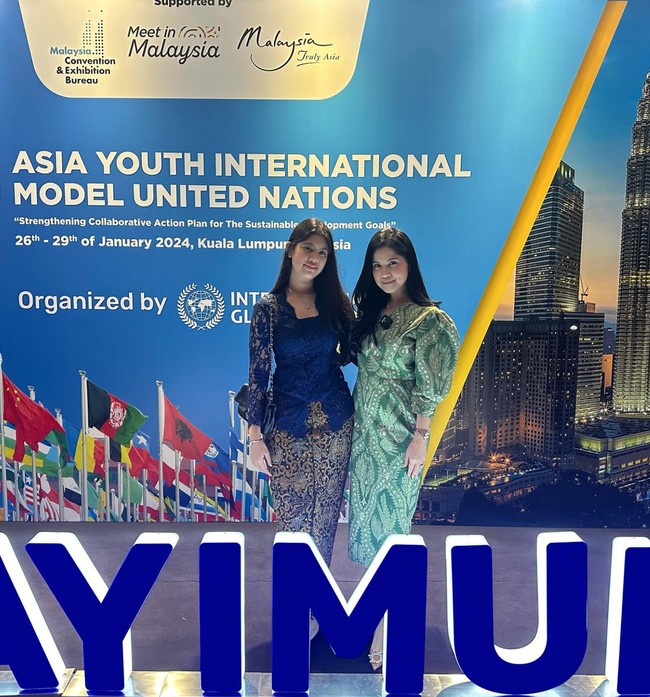 Almira atau yang biasa disapa Aira tampil cantik dalam balutan kebaya berwarna biru. Sementara sang bunda memilih mengenakan dress batik berwarna hijau. Foto: Instagram/@annisayudhoyono