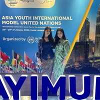 Almira atau yang biasa disapa Aira tampil cantik dalam balutan kebaya berwarna biru. Sementara sang bunda memilih mengenakan dress batik berwarna hijau. Foto: Instagram/@annisayudhoyono