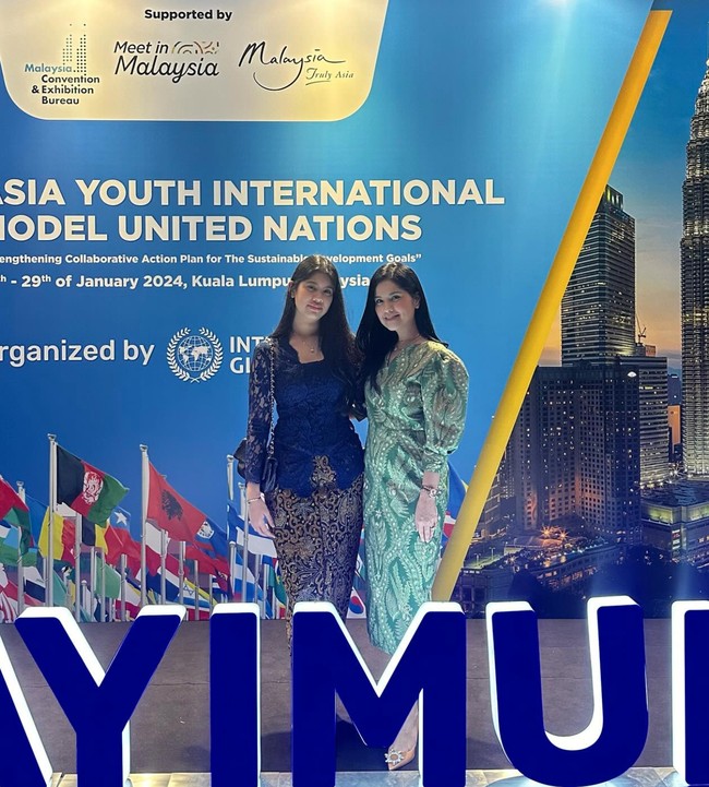 MUN sendiri merupakan kegiatan simulasi konferensi dari Perserikatan Bangsa-bangsa (PBB). Dengan demikian siswa dapat belajar untuk meneliti, berbicara di depan umum, negosiasi, menulis, menyusun dokumen, berpikir kritis, dan bekerja sama dalam tim. Foto: Instagram/@annisayudhoyono