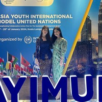 MUN sendiri merupakan kegiatan simulasi konferensi dari Perserikatan Bangsa-bangsa (PBB). Dengan demikian siswa dapat belajar untuk meneliti, berbicara di depan umum, negosiasi, menulis, menyusun dokumen, berpikir kritis, dan bekerja sama dalam tim. Foto: Instagram/@annisayudhoyono