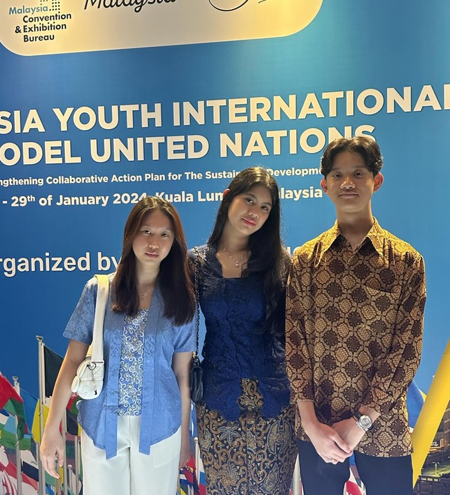 Sudah remaja, penampilan Almira juga terlihat semakin cantik dan langsing. Gayanya juga terlihat simpel dengan rambut panjang hitamnya yang dibiarkan terurai. Foto: Instagram/@annisayudhoyono