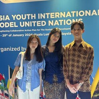 Sudah remaja, penampilan Almira juga terlihat semakin cantik dan langsing. Gayanya juga terlihat simpel dengan rambut panjang hitamnya yang dibiarkan terurai. Foto: Instagram/@annisayudhoyono