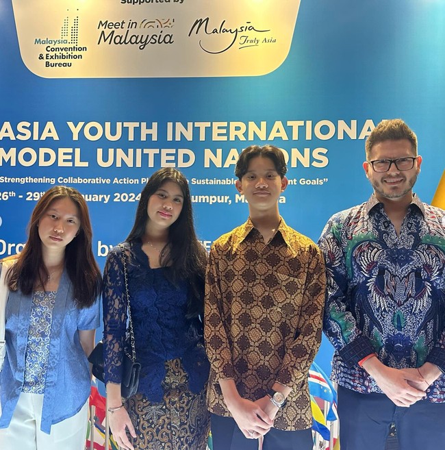 Potret Almira saat mengikuti MUN itu pun langsung ramai dikomentari para netizen. Tak sedikit yang ikut memuji dan bangga pada Almira. Ada juga yang justru salfok dengan penampilan Almira yang makin cantik. Foto: Instagram/@annisayudhoyono