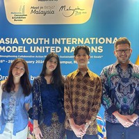 Potret Almira saat mengikuti MUN itu pun langsung ramai dikomentari para netizen. Tak sedikit yang ikut memuji dan bangga pada Almira. Ada juga yang justru salfok dengan penampilan Almira yang makin cantik. Foto: Instagram/@annisayudhoyono