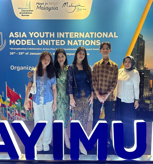 “Pengalaman pertama Aira mengikuti Model United Nations (MUN) di Kuala Lumpur, semoga menjadi pengalaman yang berguna dalam bekal menggapai cita-citamu ya nak!” tulis Annisa Pohan. Foto: Instagram/@annisayudhoyono