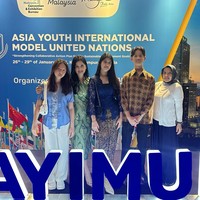 “Pengalaman pertama Aira mengikuti Model United Nations (MUN) di Kuala Lumpur, semoga menjadi pengalaman yang berguna dalam bekal menggapai cita-citamu ya nak!” tulis Annisa Pohan. Foto: Instagram/@annisayudhoyono