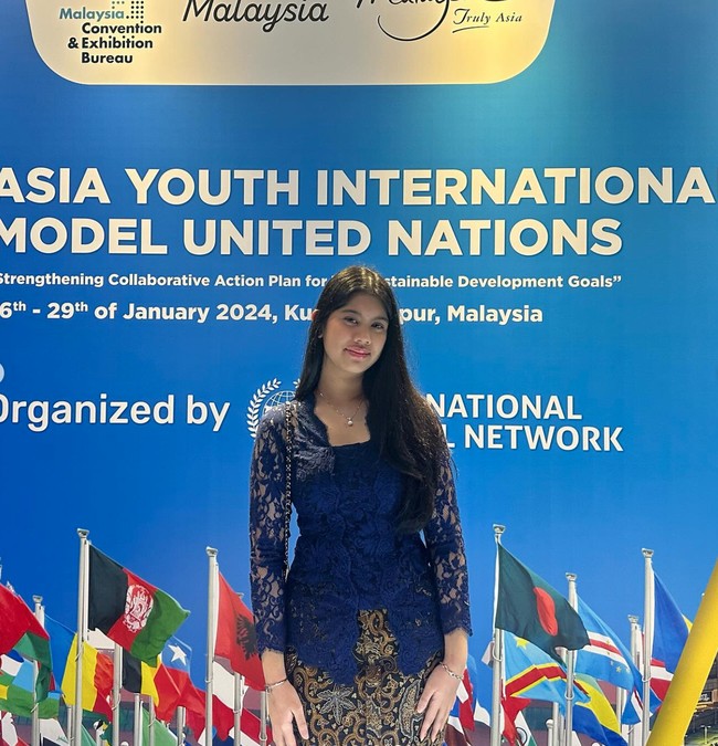 Lahir pada tahun 2008, saat ini Almira sudah berusia 15 tahun. Tubuhnya yang tinggi dan langsing membuat beberapa netizen berharap agar cucu SBY itu menjadi seorang model. Foto: Instagram/@annisayudhoyono