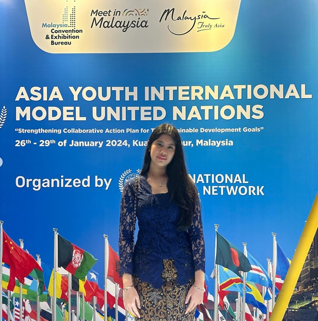 Mengenakan kebaya kutubaru berwarna biru tua dipadukan dengan kain batik coklat, penampilan Amira terlihat anggun. Ditambah dengan pulasan makeup minimalis wajahnya pun jadi semakin fresh dan cantik. Foto: Instagram/@annisayudhoyono