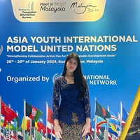 Mengenakan kebaya kutubaru berwarna biru tua dipadukan dengan kain batik coklat, penampilan Amira terlihat anggun. Ditambah dengan pulasan makeup minimalis wajahnya pun jadi semakin fresh dan cantik. Foto: Instagram/@annisayudhoyono