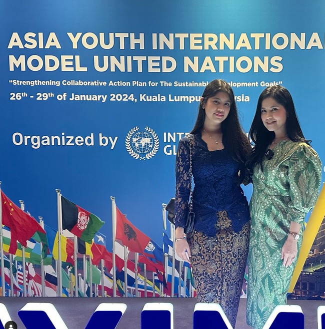 Melalui akun Instagram pribadinya Annisa Pohan membagikan potret dirinya yang menemani sang anak, Almira, mengikuti Model United Nations (MUN) di Kuala Lumpur. Penampilan ibu dan anak itu pun langsung mencuri atensi. Foto: Instagram/@annisayudhoyono