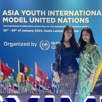 Melalui akun Instagram pribadinya Annisa Pohan membagikan potret dirinya yang menemani sang anak, Almira, mengikuti Model United Nations (MUN) di Kuala Lumpur. Penampilan ibu dan anak itu pun langsung mencuri atensi. Foto: Instagram/@annisayudhoyono