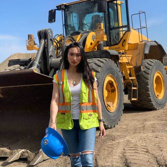 Amanda Duoang asal Kanada tersebut mengungkap kisah sebagai pekerja konstruksi. Amanda meninggalkan kuliah jurusan biokimia untuk menjadi pekerja konstruksi sejak usia 18 tahun. Awalnya ia hanya mencoba profesi tersebut selagi mengisi waktu libur. Tapi kemudian ia memutuskan untuk menjalaninya penuh waktu setelah menemukan kenyamanan. Foto: Instagram