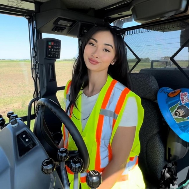 Dikatakan jika awalnya orang tua Amanda tidak setuju dengan keputusan itu. Tapi akhirnya Amanda mendapat dukungan karena melihat putri mereka menikmati pekerjaan meski kadang menerima tindakan rasisme, seksisme, bahkan konfrontasi secara fisik yang sering diterimanya karena gender. Foto: Instagram