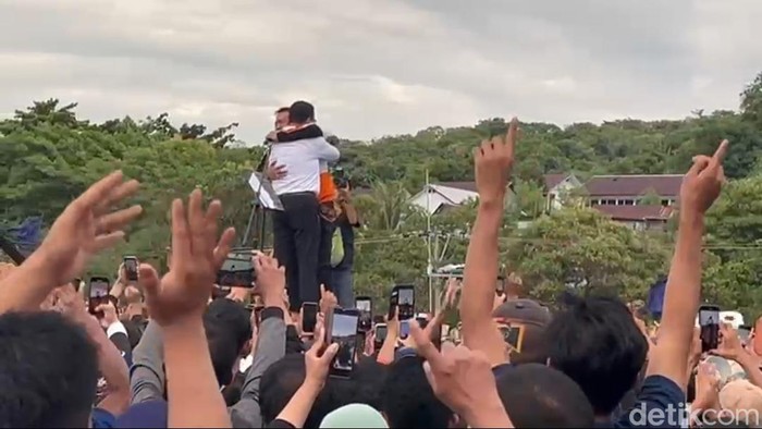Nelayan bernama Sappe yang juga caleg dari PKS memeluk capres nomor urut 1 Anies Baswedan di Kota Parepare, Sulawesi Selatan (Sulsel).
