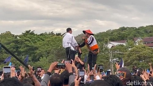 Nelayan bernama Sappe curhat ke Anies Baswedan saat capres nomor urut 1 tersebut melakukan kampanye di Kota Parepare, Sulawesi Selatan (Sulsel).