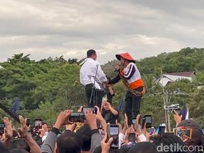 Nelayan bernama Sappe curhat ke Anies Baswedan saat capres nomor urut 1 tersebut melakukan kampanye di Kota Parepare, Sulawesi Selatan (Sulsel).