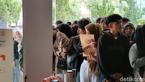 Antrean panjang pelamar kerja di Cianjur, Rabu (7/2/2024).