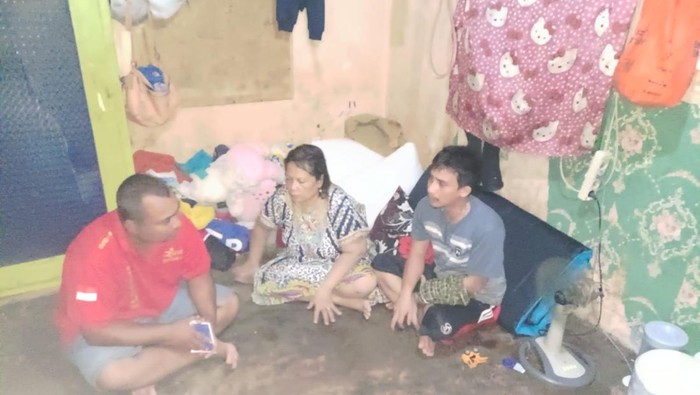 Ayah Rizky kepergok Bhabinkamtibmas dan RT ada di rumah Ayah Rizky kepergok Bhabinkamtibmas dan RT ada di rumah di Palembang.