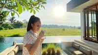 Di tengah kesibukannya, Ayu Ting Ting menyempatkan diri untuk berlibur. Segelas teh hangat dinikmati setelah bangun tidur sebelum memulai aktivitasnya. Foto: Instagram/ayutingting92