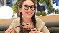 Doyan kulineran membuat Ayu Ting Ting tak pernah pilah pilih soal makanan. Miso ramen hingga sushi roll dipesannya saat datang ke restoran Jepang. Foto: Instagram/ayutingting92