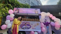  Ayu Ting Ting memiliki penggemar yang setia mendukungnya. Ia bahkan pernah menerima kiriman food truck tepat pada hari ulang tahunnya. Foto: Instagram/ayutingting92