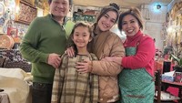 Selain mencicipi street food andalan di negara yang disambangi, ia juga senang mengunjungi restoran yang unik. Pemilik restorannya bahkan mengajak Ayu Ting Ting dan Bilqis berfoto bersama. Foto: Instagram/ayutingting92