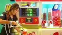 Ayu Ting Ting pernah mengundang UMKM untuk menjadi kudapan pada acara di rumahnya. Kedai kopi dan minuman dengan tema Pertamini menjadi salah satu yang dicobanya. Foto: Instagram/ayutingting92