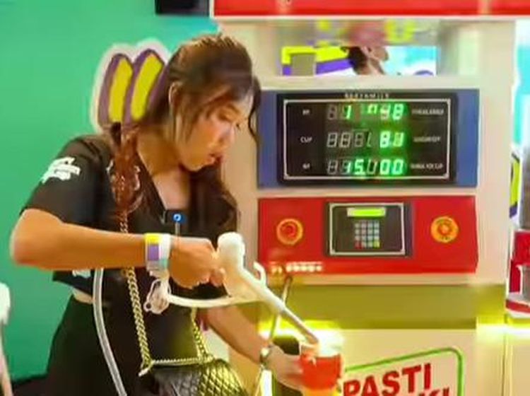 Momen Ayu Ting Ting Minum Kopi Pertamina hingga Cicip Food Truck