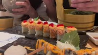 Bersahabat dengan Boy William, Ayu Ting Ting seringkali menghabiskan waktu bersama. Keduanya membagikan momen sedang asyik makan sushi bersama. Foto: Instagram/ayutingting92