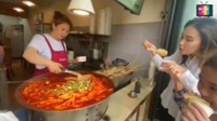Bersama anaknya, Bilqis, Ayu Ting Ting berlibur ke Korea Selatan untuk mencicipi berbagai street food yang enak. Seperti oden dan tteokpokki yang hangat langsung dari wajannya. Foto: Instagram/ayutingting92