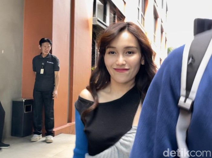 Ayu Ting Ting saat ditemui di kawasan Trans TV