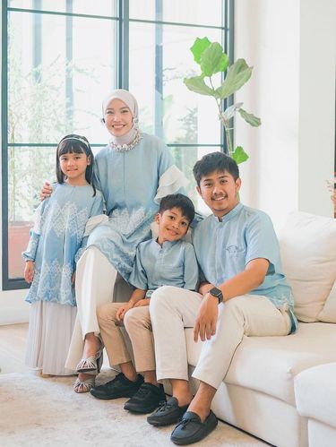 Baju couple keluarga untuk Lebaran 2024