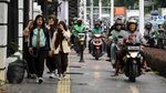 Bandel! Pemotor Ini Nekat Terobos Jalur Pedestrian di Jakarta