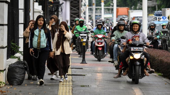 Bandel! Pemotor Ini Nekat Terobos Jalur Pedestrian di Jakarta Sejumlah pengendara sepeda motor melintasi jalur pedestrian saat macet di kawasan Masjid Istiqlal, Jakarta, Rabu (7/2/2024). Pengendara sepeda motor yang melintasi jalur pedestrian membahayakan pejalan kaki dan penyandang disabilitas yang menggunakan jalur khusus tersebut, serta dapat dikenakan sanksi pidana paling lama dua bulan penjara atau denda paling banyak Rp500 ribu. ANTARA FOTO/Sulthony Hasanuddin/aww.