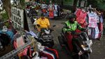 Bandel! Pemotor Ini Nekat Terobos Jalur Pedestrian di Jakarta