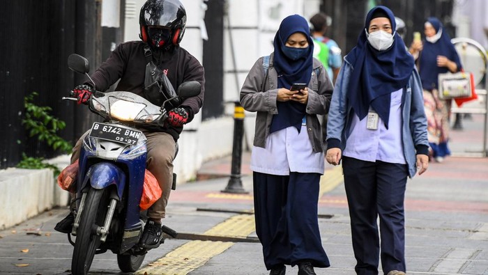 Sejumlah pengendara sepeda motor melintasi jalur pedestrian saat macet di kawasan Masjid Istiqlal, Jakarta, Rabu (7/2/2024). Pengendara sepeda motor yang melintasi jalur pedestrian membahayakan pejalan kaki dan penyandang disabilitas yang menggunakan jalur khusus tersebut, serta dapat dikenakan sanksi pidana paling lama dua bulan penjara atau denda paling banyak Rp500 ribu. ANTARA FOTO/Sulthony Hasanuddin/aww.