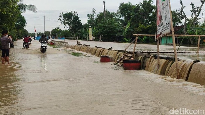 Banjir di Desa Tlogodowo, Wonosalam, Demak akibat limpasan air dari hulu sungai, Rabu (7/2/2024).