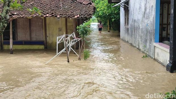 Banjir di Desa Tlogodowo, Wonosalam, Demak akibat limpasan air dari hulu sungai, Rabu (7/2/2024).