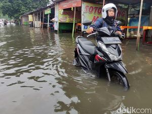 Petugas BPBD Jawa Timur  Evakuasi Korban Banjir Sidoarjo
