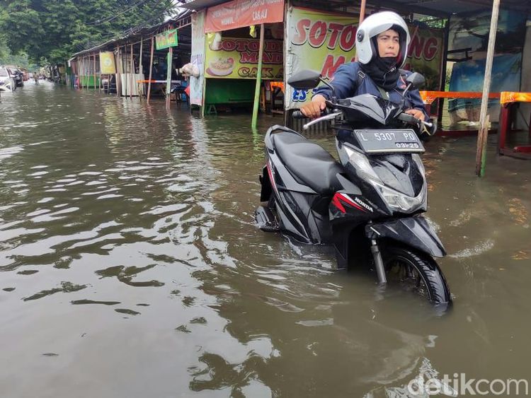 Petugas BPBD Jawa Timur  Evakuasi Korban Banjir Sidoarjo